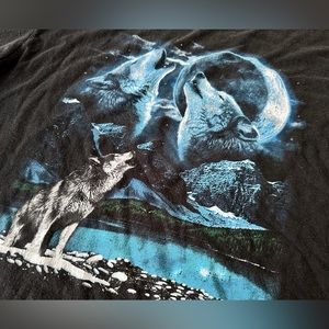 Nature Three wolves howling at the Moon t-shirt